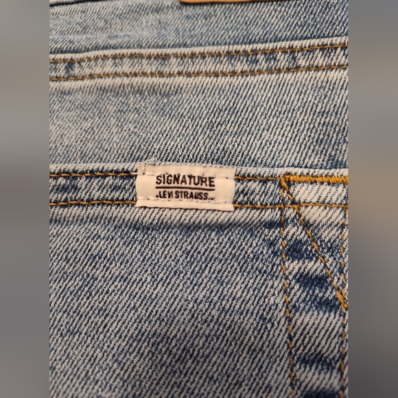 Levi's Light Blue Denim Jeans - Picture 3 of 11